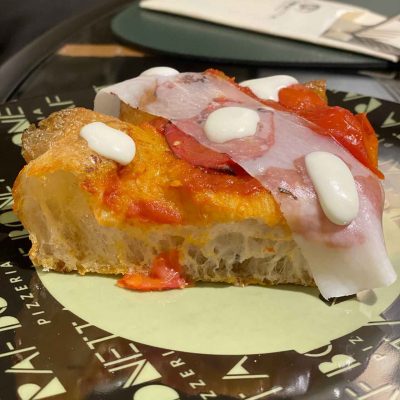 pizzeria-Raf-Bonetta-a-Napoli-pizza-cottura-mista-lardo-e-piennolo-1280x1707